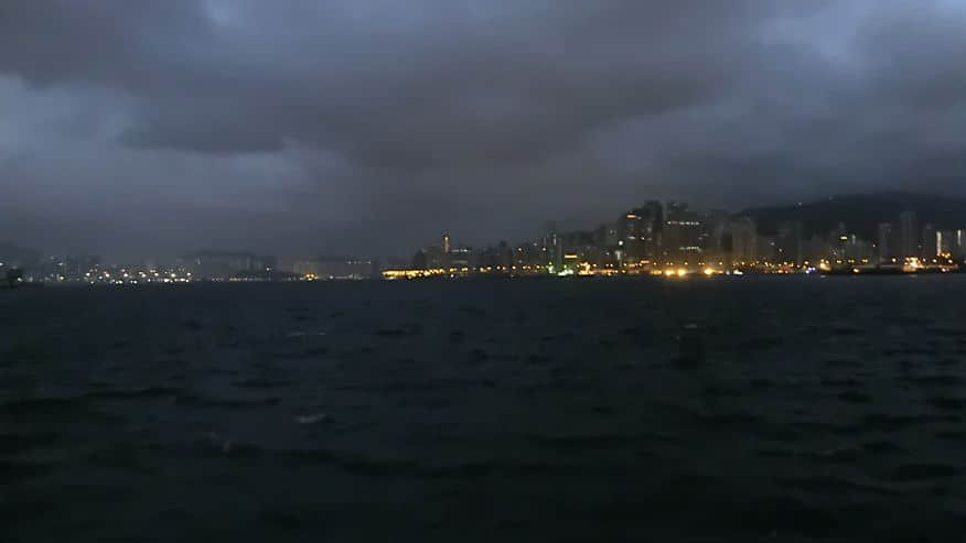 走出地鐵通道,看到這天空,便知道今天沒戏了 /image/blog/2c49g.jpg